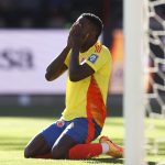 Jhon Córdoba de Colombia se lamenta al fallar un gol en un partido de las eliminatorias sudamericanas para el Mundial de 2026. EFE/ Luis Gandarillas