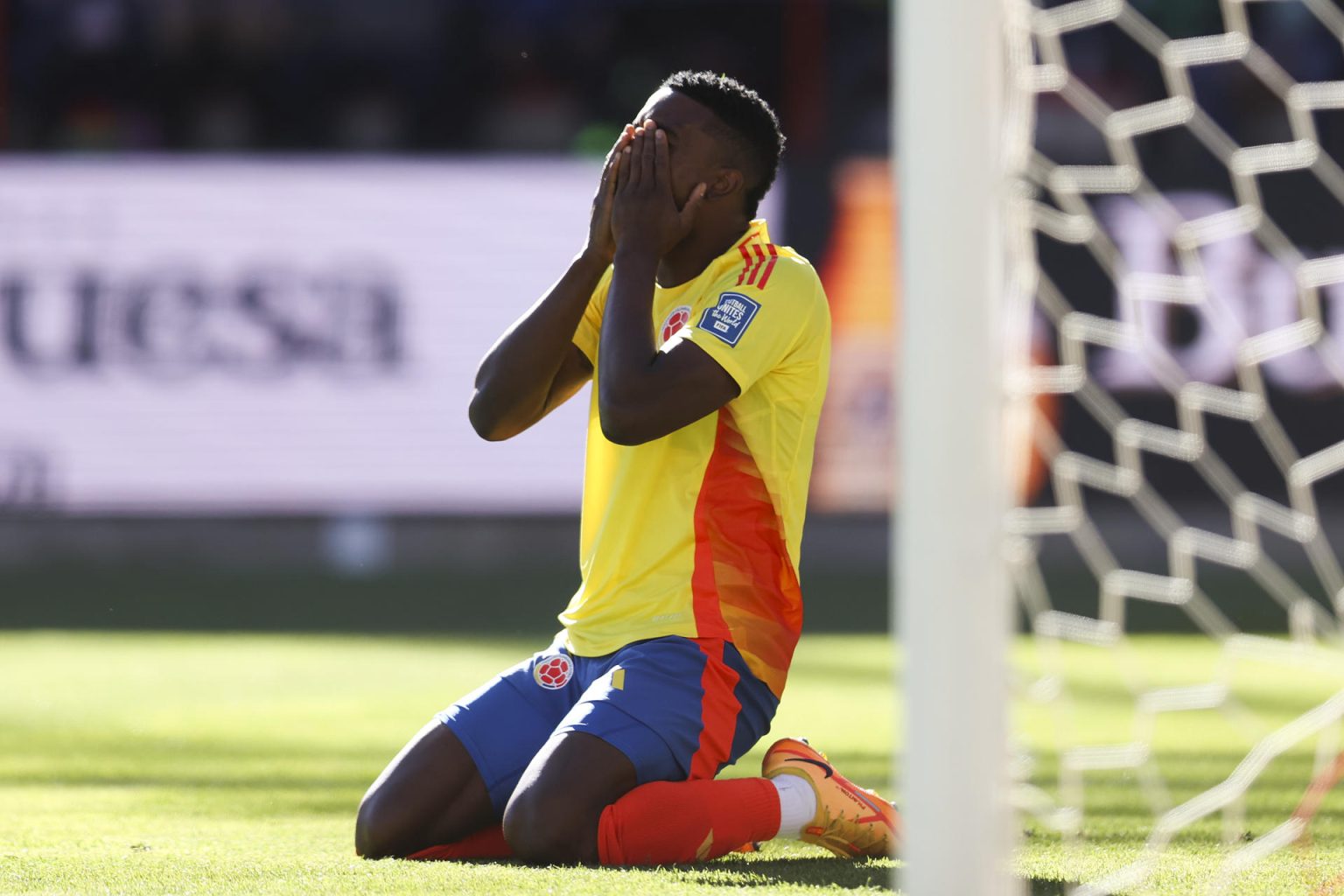 Jhon Córdoba de Colombia se lamenta al fallar un gol en un partido de las eliminatorias sudamericanas para el Mundial de 2026. EFE/ Luis Gandarillas