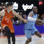 El jugador del Valencia Basket Xabier Lopez-Arostegui (i) ante el base estadounidense Jerrick Harding del Andorra, durante un partido de baloncesto correspondiente a la J4 de la Liga Endesa disputado, hoy domingo en el pabellón de la Fuente de San Luis, entre Valencia Basket y Morabanc Andorra. EFE/ Miguel Ángel Polo