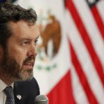 El presidente de la American Society en México, Larry Rubin, habla durante una conferencia de prensa este miércoles en Ciudad de México (México). EFE/ Mario Guzmán