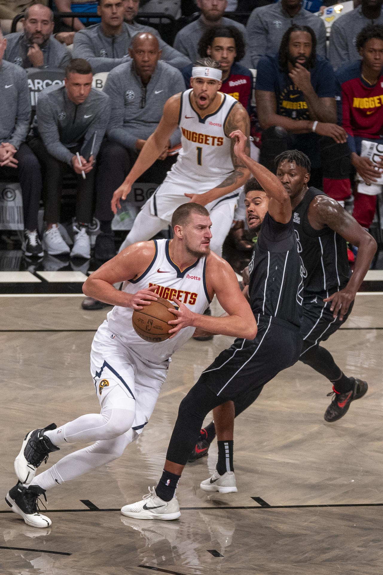 Cam Johnson (d) de los Brooklyn Nets disputa el balón con Nikola Jokic de los Denver Nuggets. EFE/ Angel Colmenares
