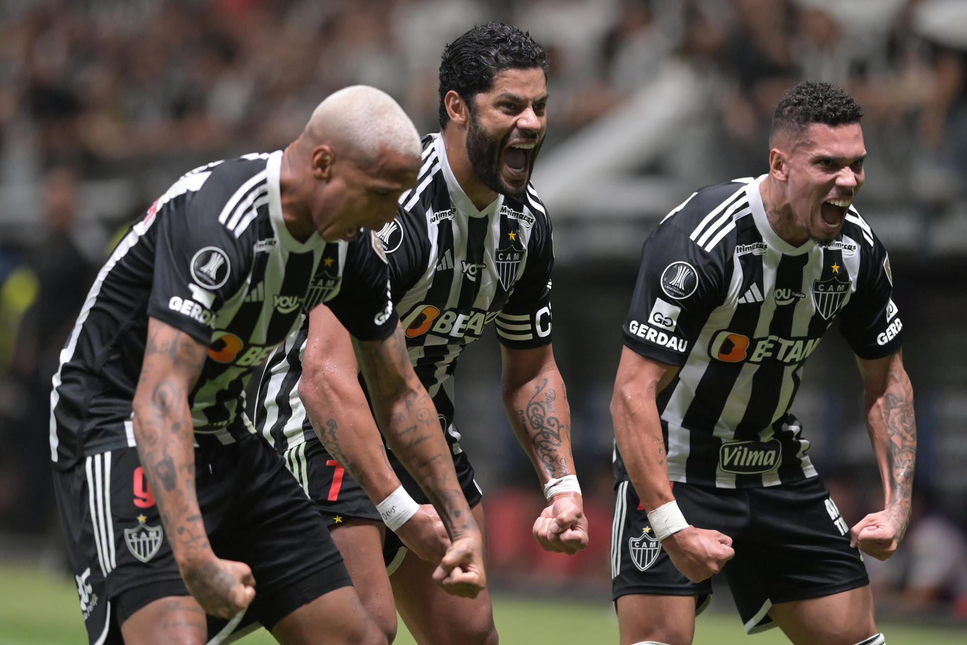 Deyverson (i), Hulk (c) y Paulinho (d) celebran la goleada por 3-0 que Atlético Mineiro infligió este martes en Belo Horizonte a River Plate en el partido de ida de las semifinales de la Copa Libertadores. EFE/ Joao Guilherme
