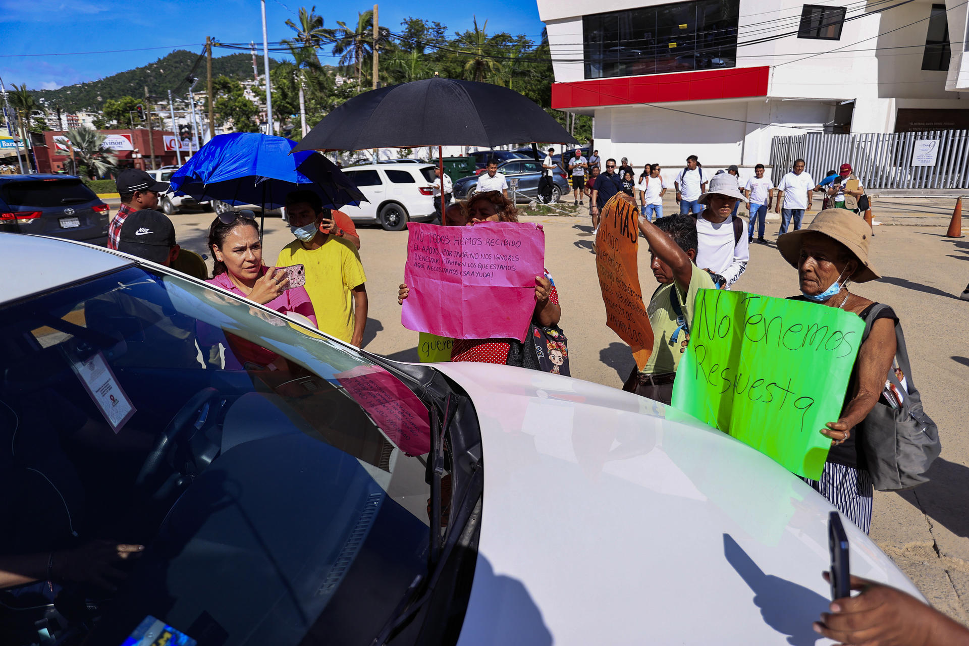 Un grupo de personas se manifiesta en demanda de apoyos, luego del paso del huracán Otis, este viernes en el balneario de Acapulco (México). EFE/David Guzmán
