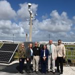 Fotografía cedida por el Aeropuerto Internacional de Miami (MIA) donde aparecen (de izquierda a derecha) la gerente de seguridad del aeropuerto, Susan Feeney; la gerente de construcción, Leslie Livesay; el director de Capacidades Multimodales y de Área Pública (MPAC) de la Administración de Seguridad del Transporte (TSA), Jim Bamberger; la alcaldesa del condado Miami-Dade, Daniella Levine Cava; el director y presidente ejecutivo del aeropuerto, Ralph Cutié, y el director adjunto de seguridad pública y protección, Mark Hatfield, mientras posan cerca de una cámara con Sistema de Detección de Intrusiones Perimetrales (PIDS) en el aeropuerto en Miami, Florida (EE. UU). EFE/MIA /SOLO USO EDITORIAL /NO VENTAS /SOLO DISPONIBLE PARA ILUSTRAR LA NOTICIA QUE ACOMPAÑA /CRÉDITO OBLIGATORIO