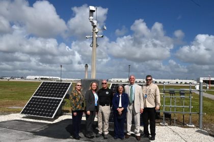 Fotografía cedida por el Aeropuerto Internacional de Miami (MIA) donde aparecen (de izquierda a derecha) la gerente de seguridad del aeropuerto, Susan Feeney; la gerente de construcción, Leslie Livesay; el director de Capacidades Multimodales y de Área Pública (MPAC) de la Administración de Seguridad del Transporte (TSA), Jim Bamberger; la alcaldesa del condado Miami-Dade, Daniella Levine Cava; el director y presidente ejecutivo del aeropuerto, Ralph Cutié, y el director adjunto de seguridad pública y protección, Mark Hatfield, mientras posan cerca de una cámara con Sistema de Detección de Intrusiones Perimetrales (PIDS) en el aeropuerto en Miami, Florida (EE. UU). EFE/MIA /SOLO USO EDITORIAL /NO VENTAS /SOLO DISPONIBLE PARA ILUSTRAR LA NOTICIA QUE ACOMPAÑA /CRÉDITO OBLIGATORIO