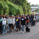 Cientos de migrantes caminan en caravana este domingo, en el municipio de Tapachula en Chiapas (México). EFE/Juan Manuel Blanco