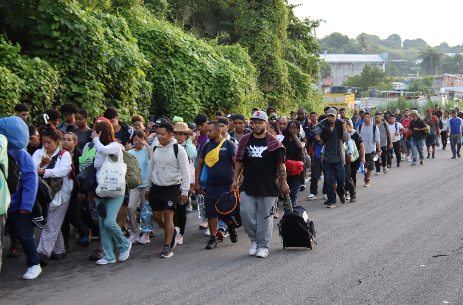 Cientos de migrantes caminan en caravana este domingo, en el municipio de Tapachula en Chiapas (México). EFE/Juan Manuel Blanco