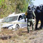 Imagen de archivo de soldados de la Guardia Nacional y policías estatales que acordonan la zona donde fue hallado el vehículo en que fue asesinado el director de la Policía Estatal Preventiva de Sinaloa, Joel Ernesto Soto, en Culiacán, estado de Sinaloa (México). EFE/ Samuel Inzunza