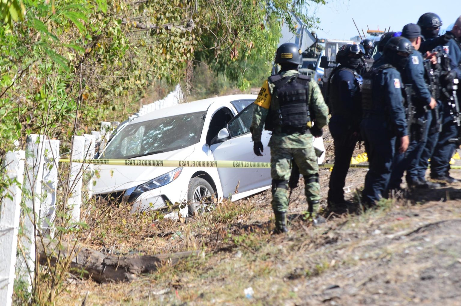 Imagen de archivo de soldados de la Guardia Nacional y policías estatales que acordonan la zona donde fue hallado el vehículo en que fue asesinado el director de la Policía Estatal Preventiva de Sinaloa, Joel Ernesto Soto, en Culiacán, estado de Sinaloa (México). EFE/ Samuel Inzunza