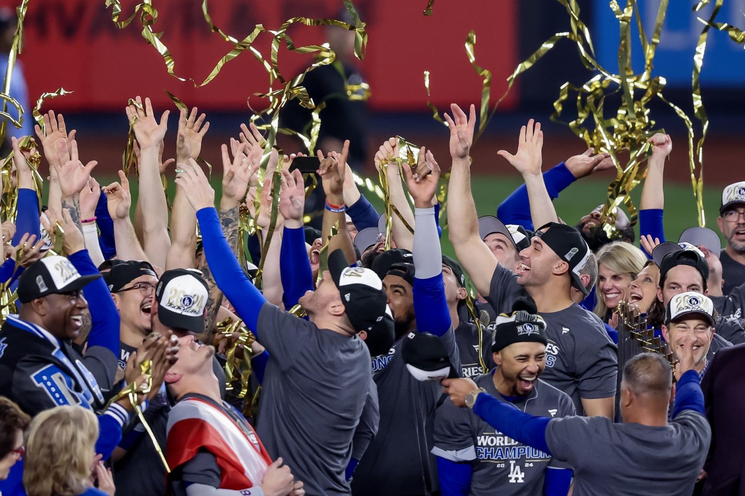 Los miembros de Los Ángeles Dodgers celebran tras vencer a los New York Yankees durante el quinto partido de la Serie Mundial de las Grandes Ligas de Béisbol (MLB). EFE/EPA/SARAH YENESEL