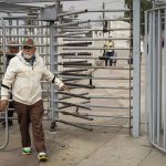 Personas de origen mexicoestadounidenses cruzan la frontera hacia México por la garita de San Isidro, este jueves, en la ciudad de Tijuana, estado de Baja California (México). EFE/ Joebeth Terríquez