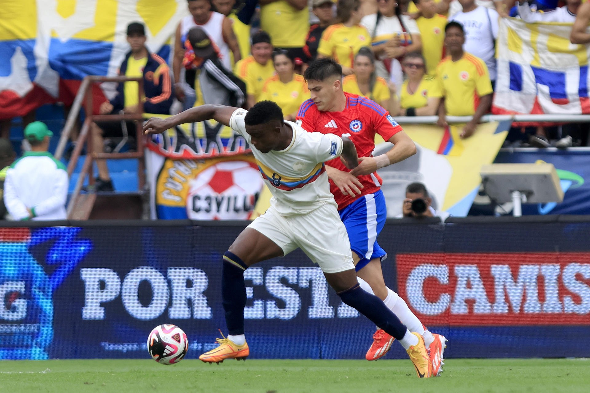 - Jhon Córdoba (i) de Colombia disputa el balón con Thomas Galdames de Chile en un partido de las eliminatorias sudamericanas para el Mundial 2026. EFE/ Ricardo Maldonado Rozo
