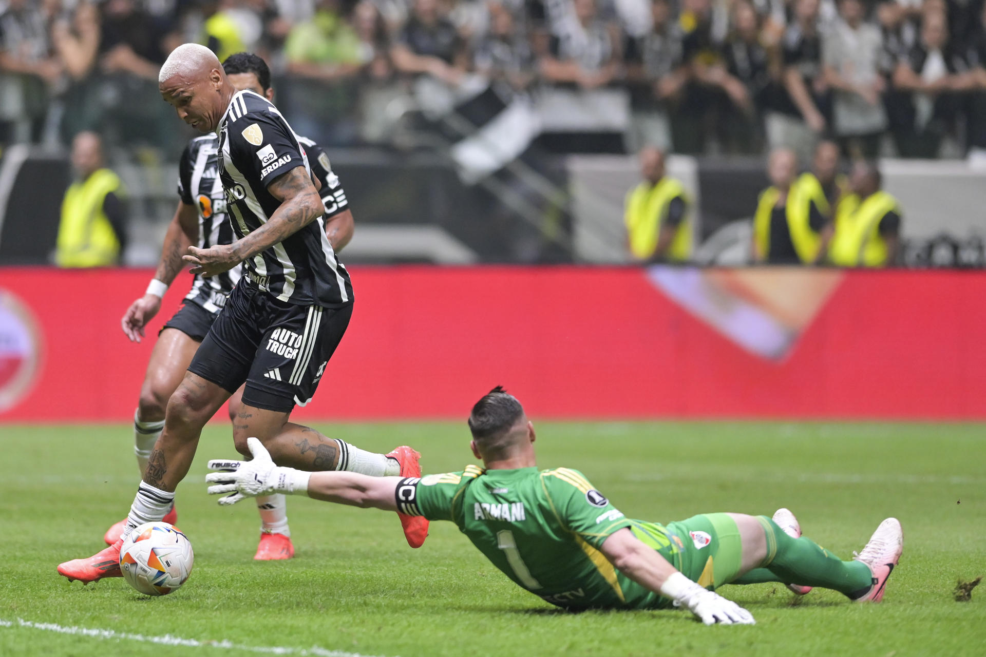 El delantero Dayverson elude al guardameta Franco Armani antes de marcar en Belo Horizonte uno de sus dos goles con los que Atlético Mineiro vapuleó este martes por 3-0 a River Plate en el partido de ida de las semifinales de la Copa Libertadores. EFE/ Joao Guilherme
