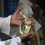 Fotografía de la escultura donde se encuentran las reliquias de San Juan Pablo II, durante una misa este jueves en la Parroquia de San José, en Juitepec. (México). EFE/Tony Rivera