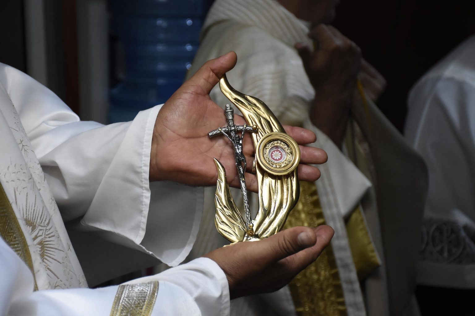 Fotografía de la escultura donde se encuentran las reliquias de San Juan Pablo II, durante una misa este jueves en la Parroquia de San José, en Juitepec. (México). EFE/Tony Rivera