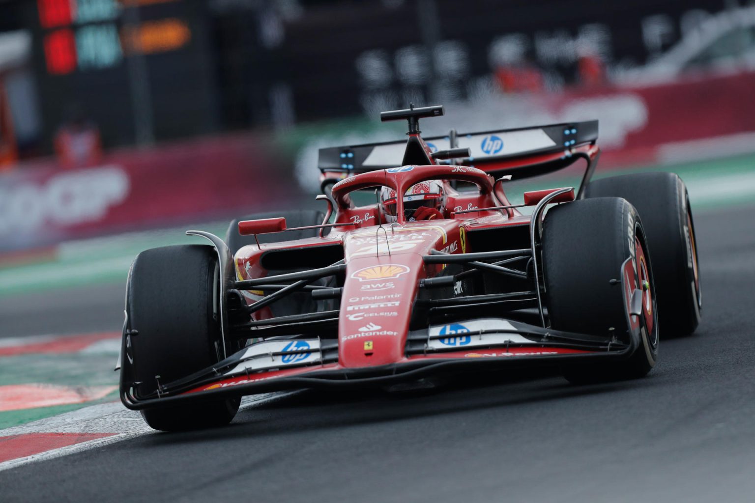 El piloto monegasco del equipo Ferrari Charles Leclerc, compite este domingo en el Gran Premio de Fórmula 1 en el autódromo Hermanos Rodriguez de la Ciudad de México (México). EFE/Isaac Esquivel