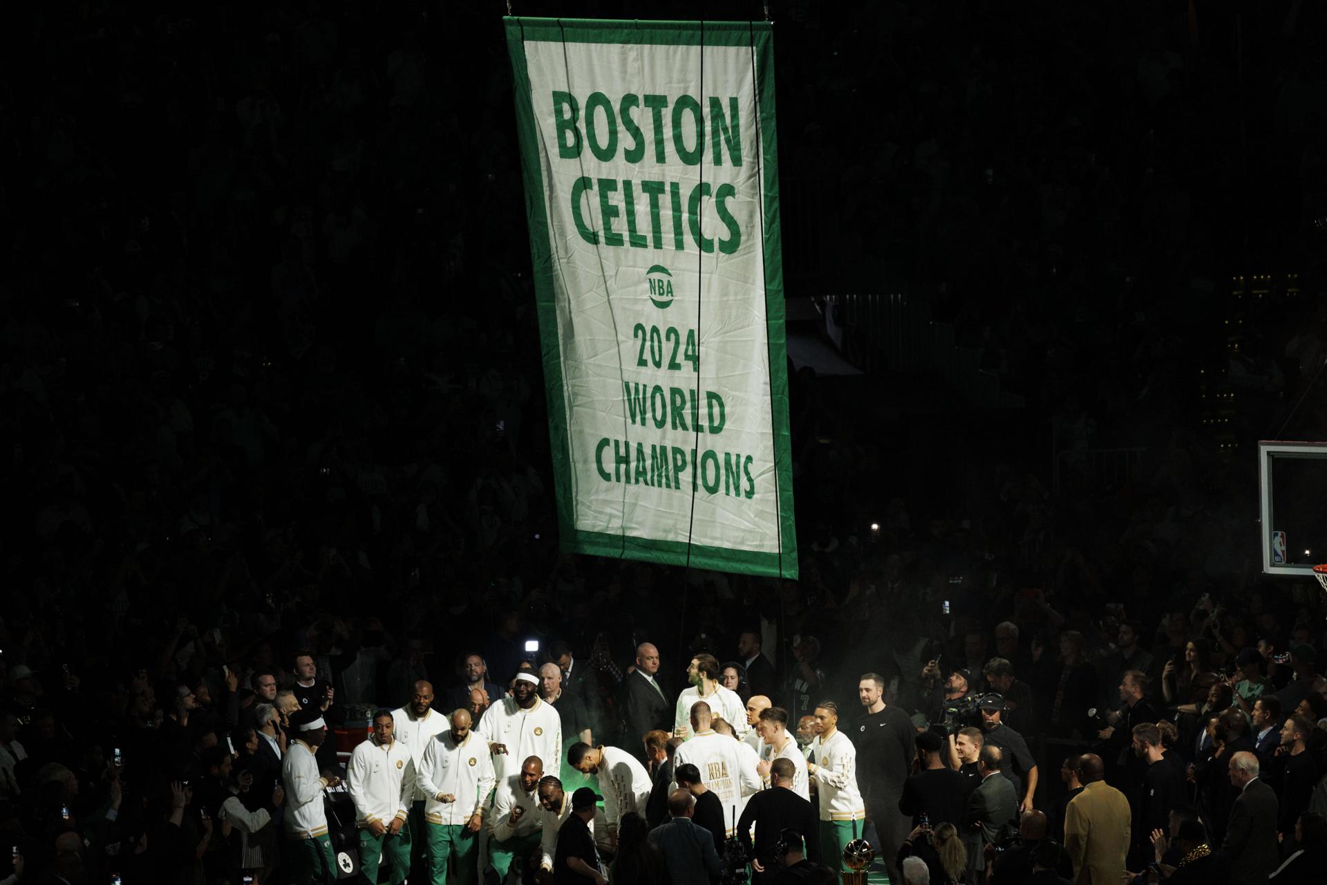 Los jugadores de los Celtics recibieron sus anillos como campeones de la NBA. EFE/EPA/CJ GUNTHER
