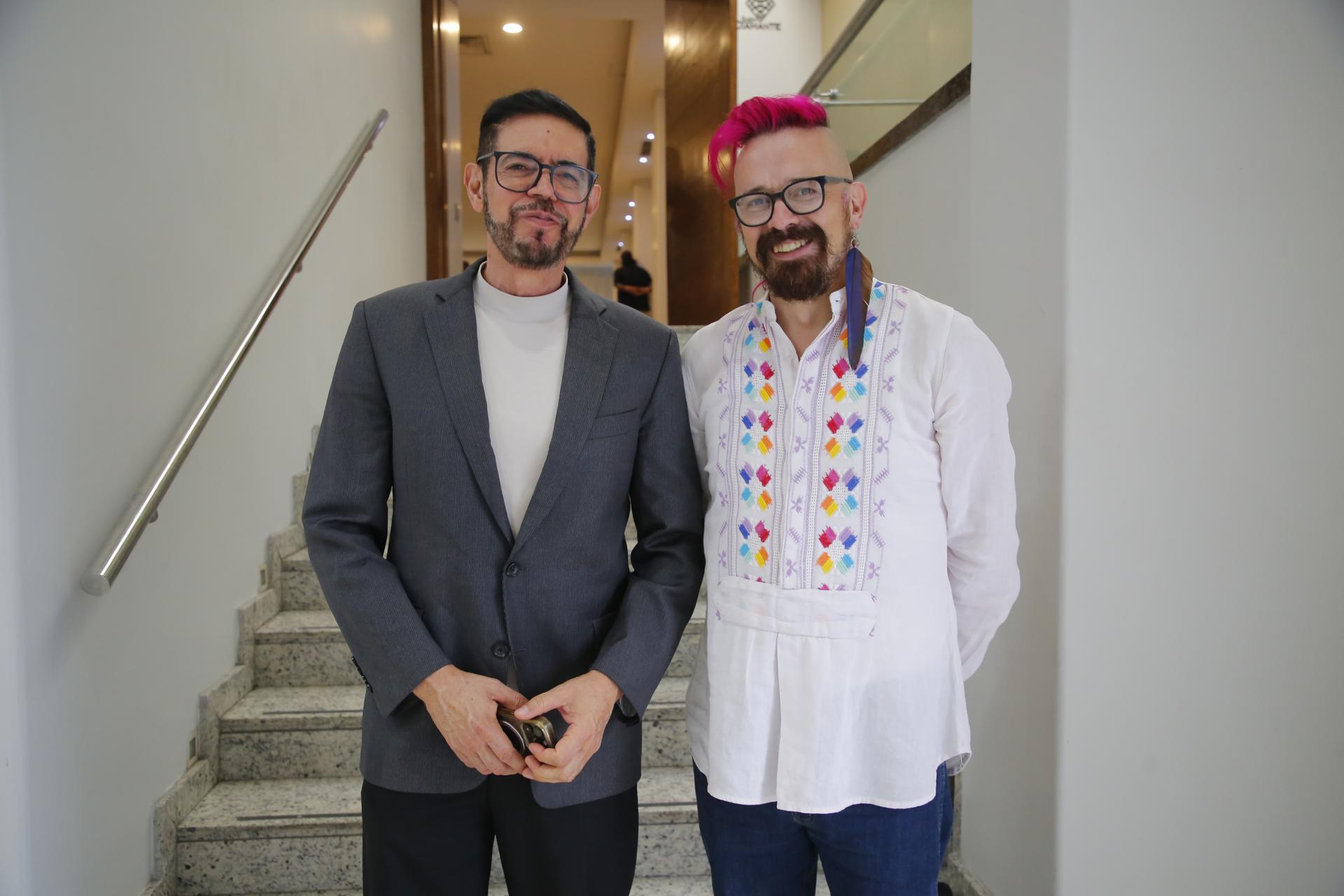 El director ejecutivo del Instituto AHF de salud pública global, Jorge Saavedra (i) posa con el secretario general de la organización Gay Latino, Simón Cazal (d), al término de una entrevista con EFE, este viernes en la ciudad de Guadalajara, Jalisco (México). EFE/ Francisco Guasco
