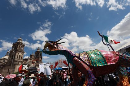 Personas asisten al desfile de alebrijes este sábado, en Ciudad de México (México). EFE/Alex Cruz