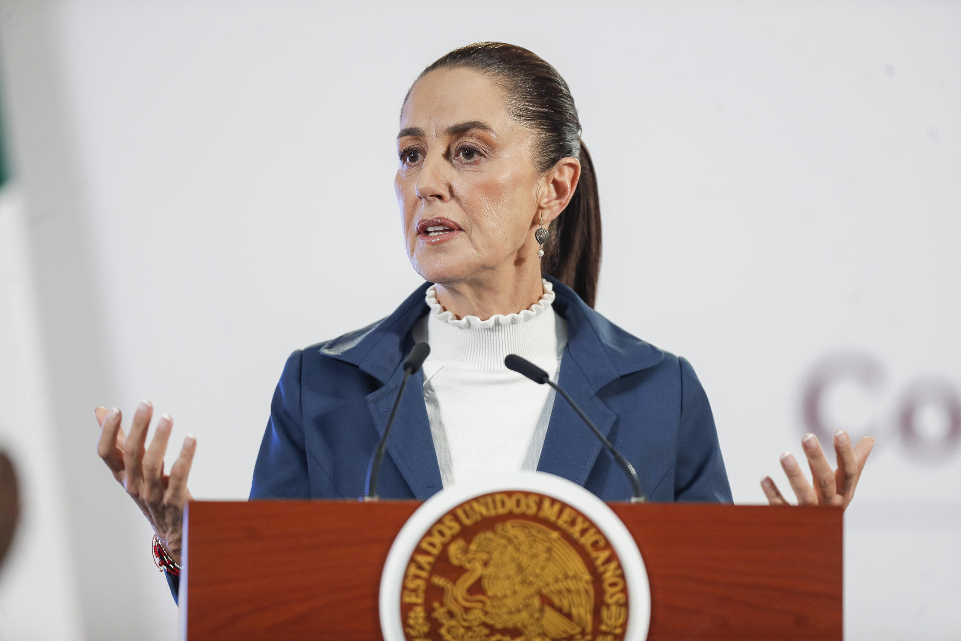 La presidenta de México, Claudia Sheinbaum, habla este jueves durante una rueda de prensa en Palacio Nacional, de la Ciudad de México (México). EFE/ Isaac Esquivel
