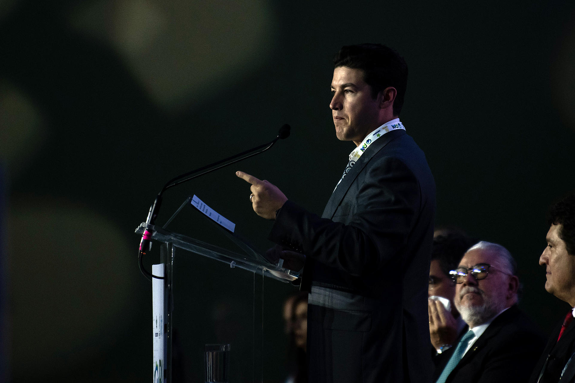 El gobernador de Nuevo León, Samuel García, habla en la reunión anual de industriales en las instalaciones de Cintermex este lunes, en la ciudad de Monterrey (México). EFE/Miguel Sierra
