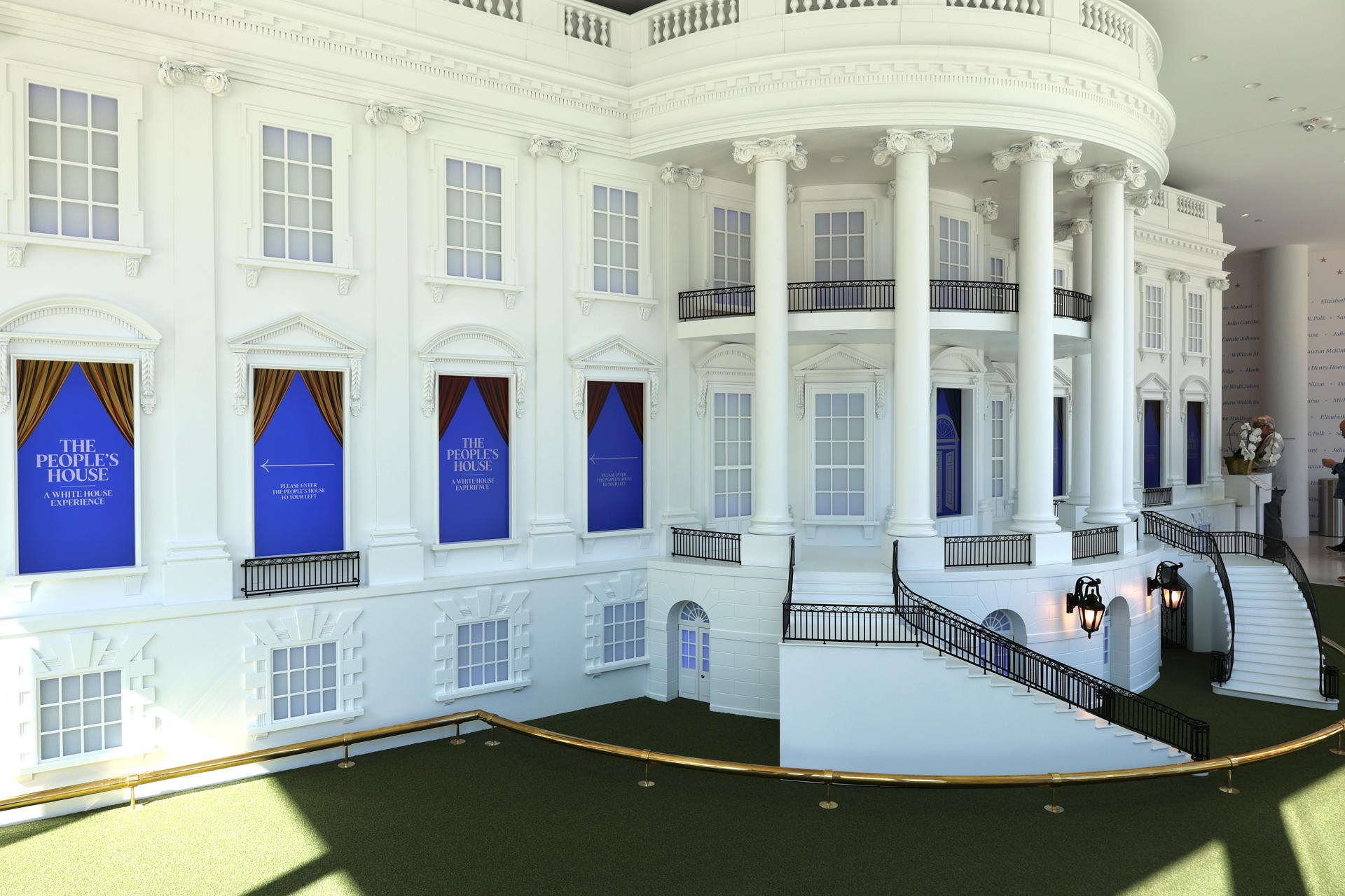 Fotografía del 17 de octubre de 2024 donde se muestra una maqueta de la Casa Blanca dispuesta en el interior del museo interactivo 'The People's House' (La Casa del Pueblo), una réplica de la Casa Blanca, en Washington (EE.UU.). EFE/ Octavio Guzmán
