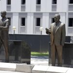 Imagen de archivo de las estatuas de bronce del 44º presidente de los Estados Unidos, Barack Obama (i), y el 38º, Gerald Ford (d), delante del Capitolio en el Paseo de los Presidentes en el Viejo San Juan (Puerto Rico). EFE/ Thais Llorca