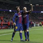 Los jugadores Lionel Messi (i) y Andrés Iniesta durante un partido con el FC Barcelona. EFE/Ballesteros