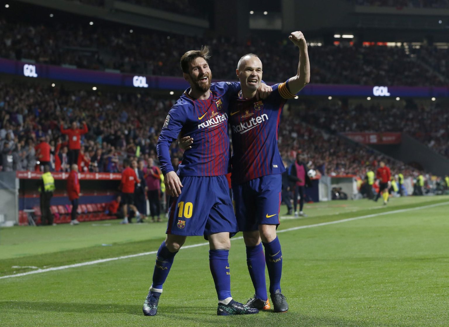 Los jugadores Lionel Messi (i) y Andrés Iniesta durante un partido con el FC Barcelona. EFE/Ballesteros