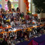 Fotografía de un altar compuesto por decorados con calaveras de azúcar, catrinas, pan de muerto, velas, papel picado y figuras mexicanas como alebrijes, colocado este jueves en la Casa Blanca en Washington (EE.UU.). EFE/ Octavio Guzmán