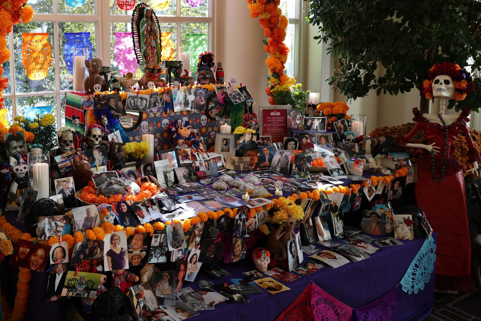 Fotografía de un altar compuesto por decorados con calaveras de azúcar, catrinas, pan de muerto, velas, papel picado y figuras mexicanas como alebrijes, colocado este jueves en la Casa Blanca en Washington (EE.UU.). EFE/ Octavio Guzmán