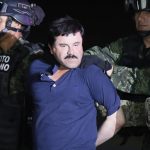 Imagen de archivo del narcotraficante Joaquín "El Chapo" Guzmán (c) tras su recaptura en la ciudad de Los Mochis, Sinaloa (México). EFE/José Méndez