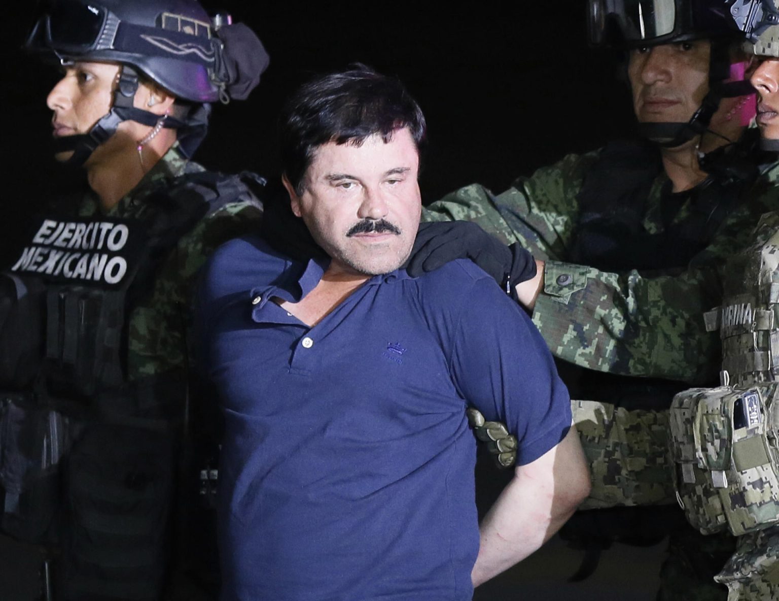 Imagen de archivo del narcotraficante Joaquín "El Chapo" Guzmán (c) tras su recaptura en la ciudad de Los Mochis, Sinaloa (México). EFE/José Méndez