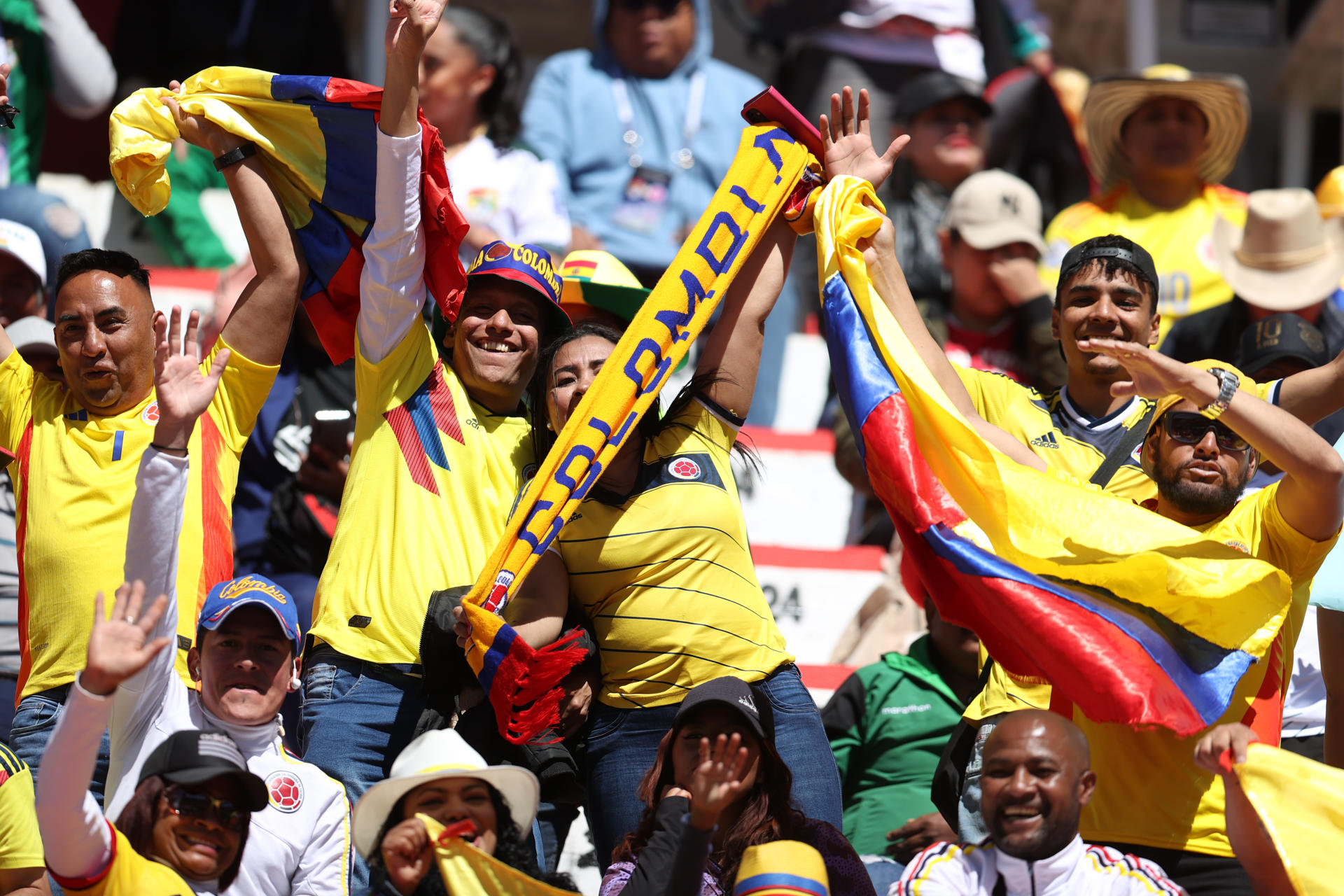 Hinchas de Colombia posan en la previa del partido de las eliminatorias sudamericanas entre Bolivia y Colombia en el estadio Municipal en El Alto (Bolivia). EFE/ Luis Gandarillas
