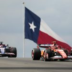 El piloto español de Ferrari, Carlos Sainz (adelante), lideró este viernes en la ciudad de Austin la única sesión de entrenamientos libres para el Gran Premio de Fórmula Uno de Estados Unidos. EFE/EPA/JOHN MABANGLO