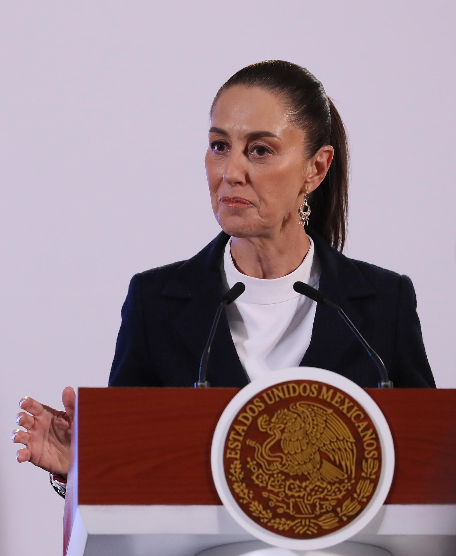 La presidenta de México, Claudia Sheinbaum, habla durante su conferencia de prensa matutina este jueves, en el Palacio Nacional de la Ciudad de México (México). EFE/ Mario Guzmán
