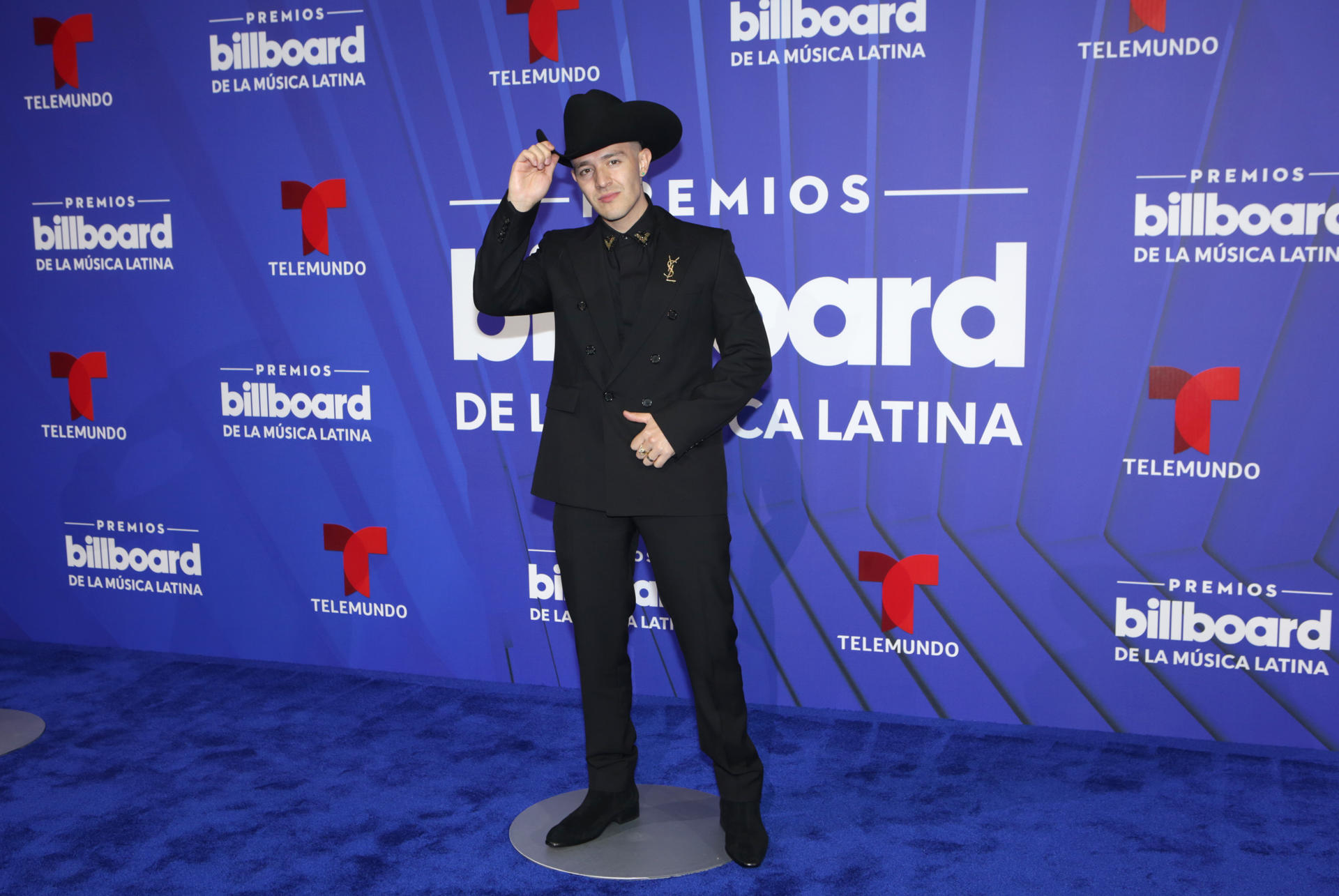 El cantante colombiano Luis Alfonso posa en la alfombra azul de los premios Billboard de la Música Latina, este jueves en el Jackie Gleason Theatre, en Miami Beach (Estados Unidos). EFE/ Marlon Pacheco
