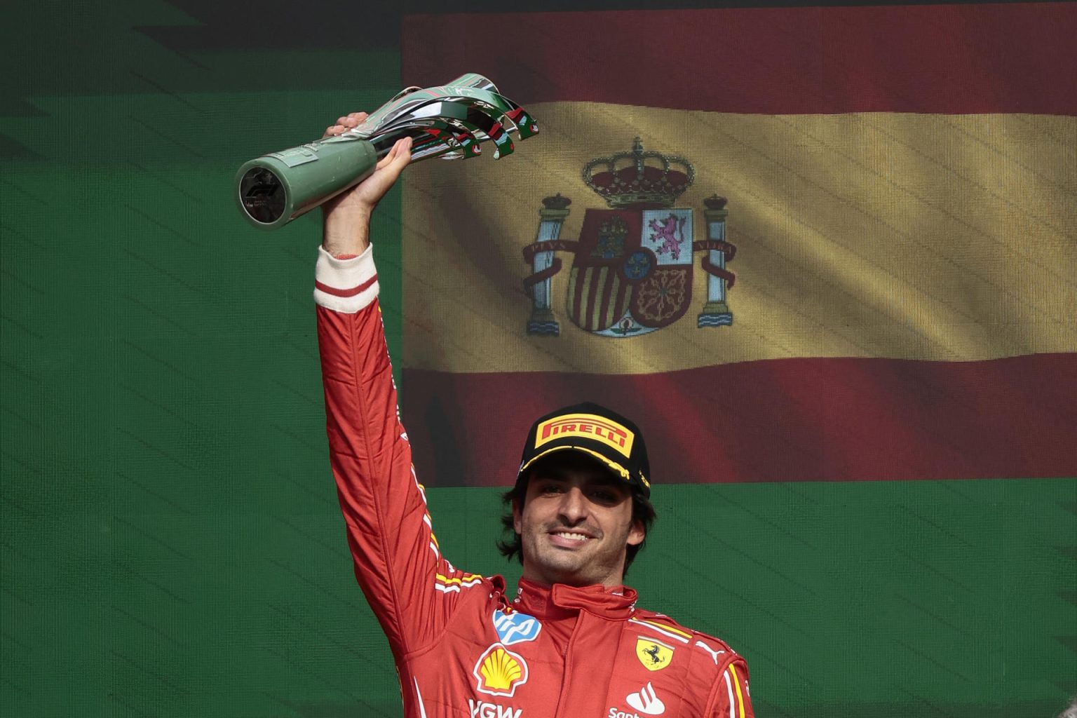 El piloto español del equipo Ferrari Carlos Sainz, celebra tras ganar este domingo en el Gran Premio de Fórmula 1 en el autódromo Hermanos Rodriguez de la Ciudad de México (México). EFE/José Méndez