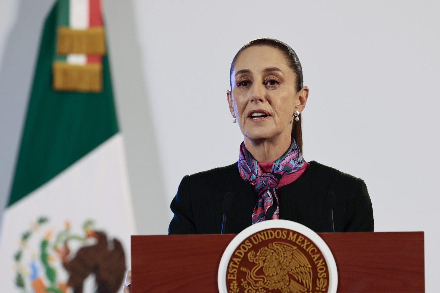 La presidenta de México, Claudia Sheinbaum, habla durante una conferencia de prensa este viernes, en el Palacio Nacional de la Ciudad de México (México). EFE/ José Méndez