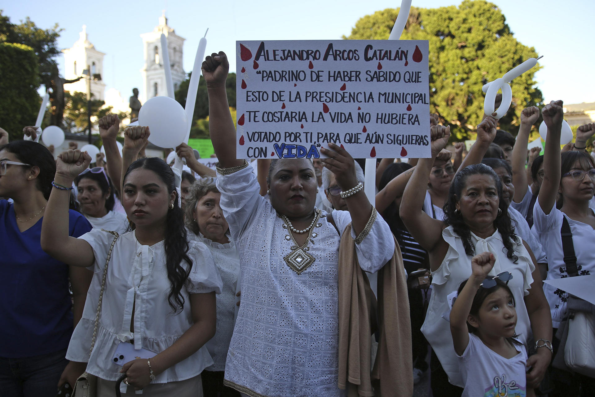 Un grupo de personas participa en la marcha para exigir justicia por el asesinato del alcalde Alejandro Arcos Catalán, este jueves en Chilpancingo, en el estado de Guerrero (México). EFE/José Luis de la Cruz
