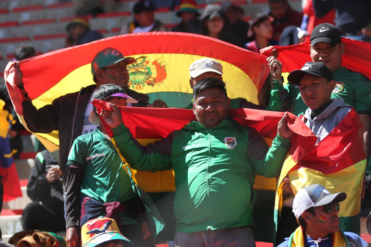 Hinchas de Bolivia asisten al partido de las eliminatorias sudamericanas entre la Verde y Colombia en el estadio Municipal en El Alto (Bolivia). EFE/ Luis Gandarillas