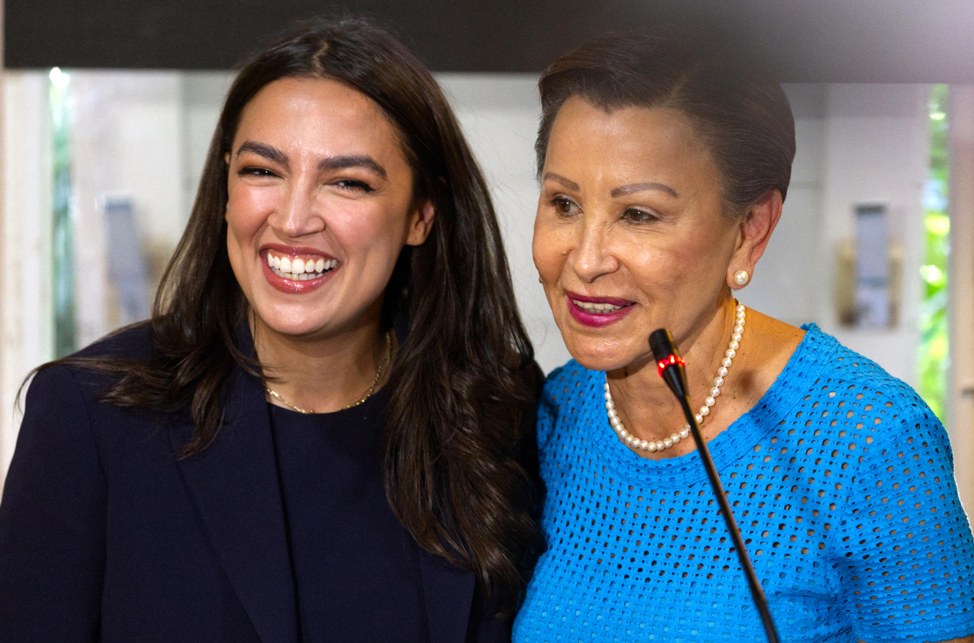 Las congresistas demócratas de Nueva York, Nydia M. Velázquez (d) y Alexandria Ocasio-Cortez hablan durante una rueda de prensa este miércoles, en San Juan (Puerto Rico). EFE/ Thais Llora
