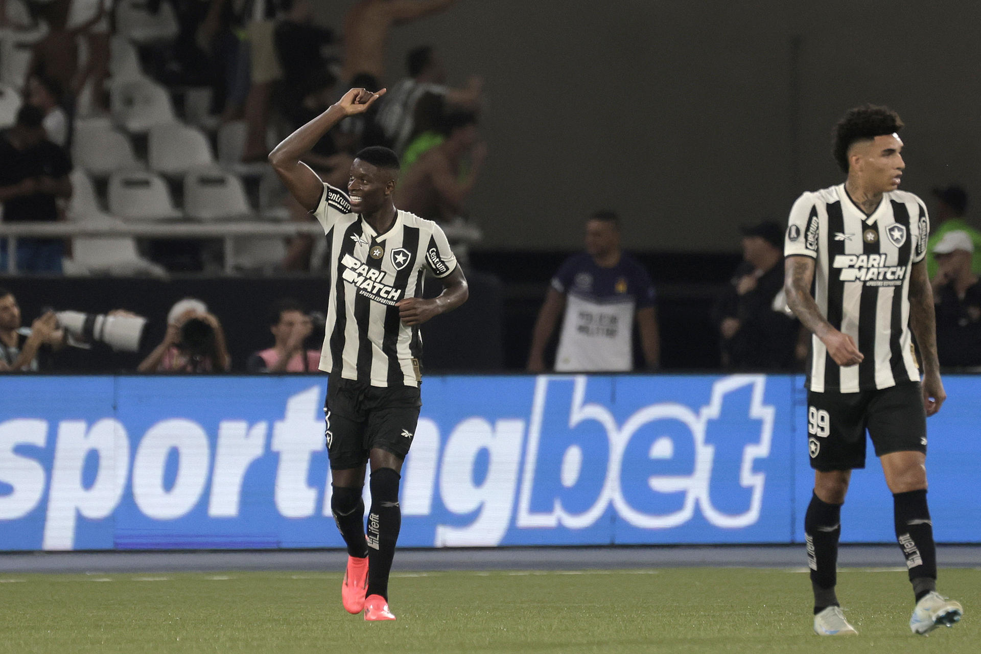 Luiz Henrique (i), delantero de Botafogo, fue registrado este miércoles, 23 de octubre, al celebrar un gol que le anotó a Peñarol de Uruguay, durante el partido de ida de esta llave semifinal de la Copa Libertadores, en el estadio Olímpico Nilton Santos de Rio de Janeiro (Brasil). EFE/Antonio Lacerda
