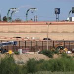 Trabajadores con maquinaria pesada laboran en la colocación de barricadas de alambre de púas, el 11 de octubre de 2024 en el muro fronterizo de Ciudad Juárez en el estado de Chihuahua (México). EFE/Luis Torres