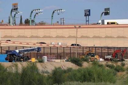 Trabajadores con maquinaria pesada laboran en la colocación de barricadas de alambre de púas, el 11 de octubre de 2024 en el muro fronterizo de Ciudad Juárez en el estado de Chihuahua (México). EFE/Luis Torres