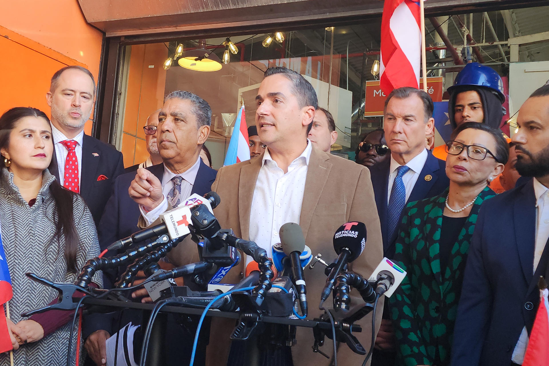 El presidente de la Hispanic Federation, Frankie Miranda (c) habla durante una rueda de prensa en el barrio de Harlem este lunes, en Nueva York (Estados Unidos). EFE/ Ruth E. Hernández
