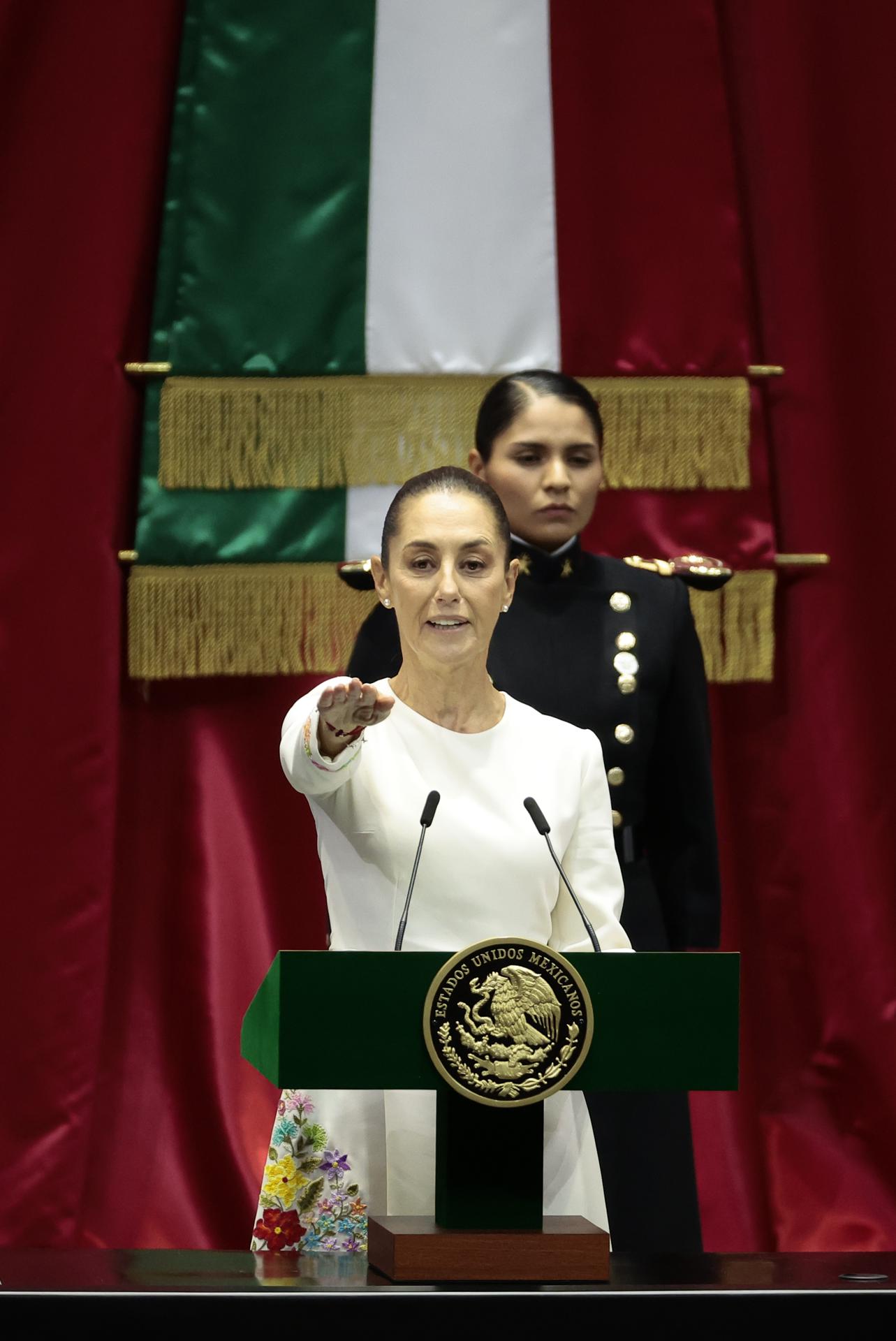 La presidenta de México Claudia Sheinbaum, toma protesta en la Cámara de Diputados este martes en la Ciudad de México (México). EFE/José Méndez