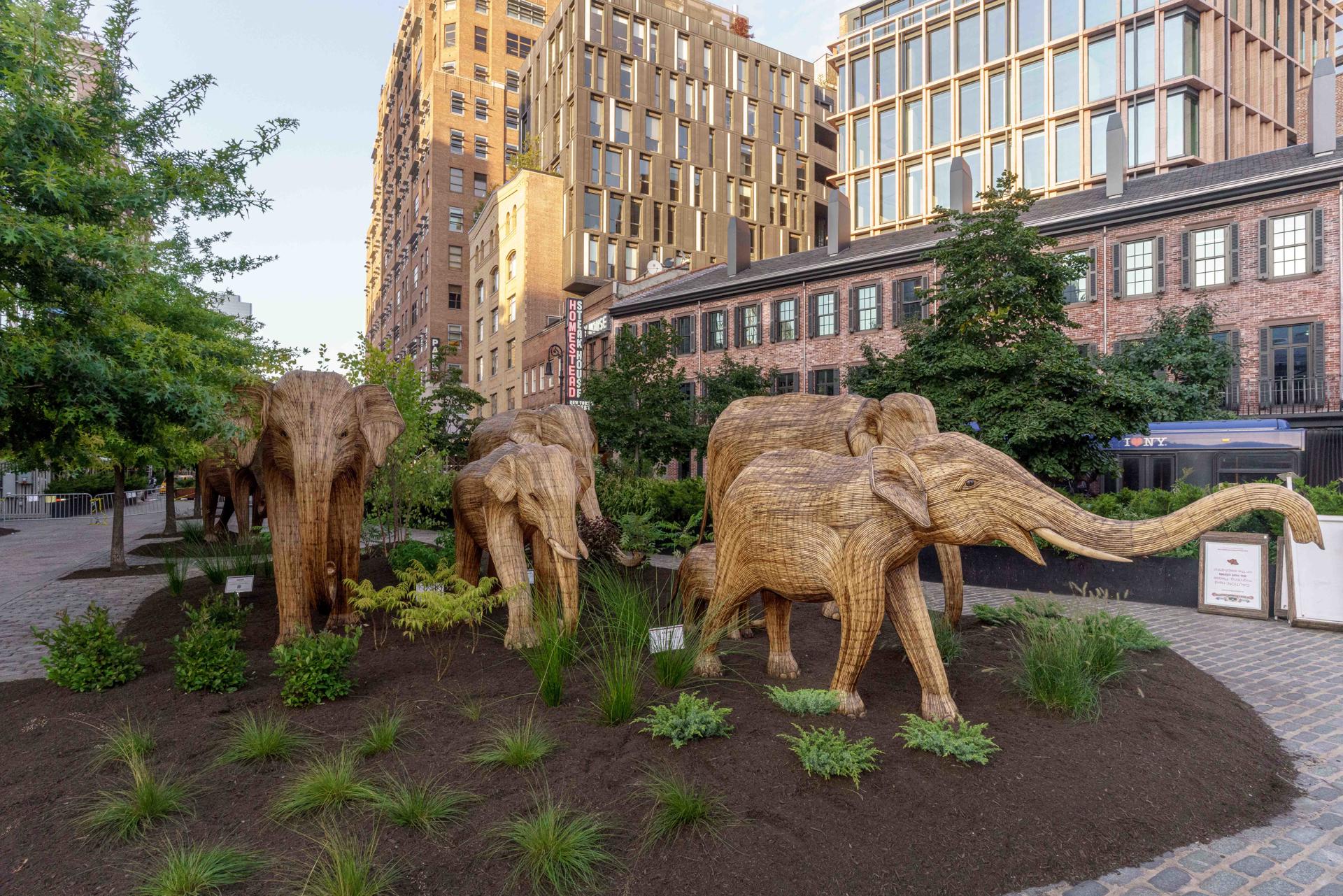 Fotografía sin fecha específica, cedida por Mark Warne, muestra la instalación de elefantes indios de la exposición 'The Great Elephant Migration', durante su inauguración en Nueva York (EE.UU.). EFE/ Mark Warne SÓLO USO EDITORIAL/SÓLO DISPONIBLE PARA ILUSTRAR LA NOTICIA QUE ACOMPAÑA (CRÉDITO OBLIGATORIO)
