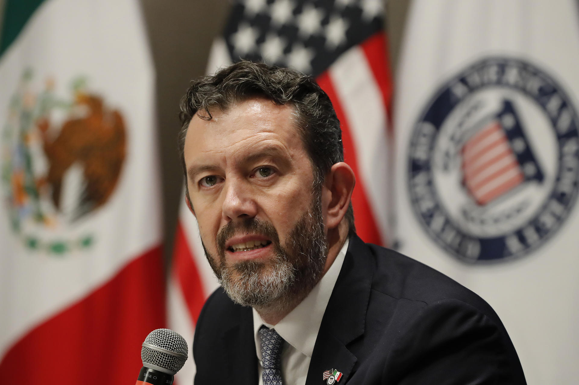 El presidente de la American Society en México, Larry Rubin, habla durante una conferencia de prensa este miércoles en Ciudad de México (México). EFE/ Mario Guzmán
