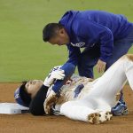 El japonés Shohei Ohtani, de los Dodgers, tuvo que dejar el juego ante los Yanquis por molestias en el hombro en la séptima entrada. EFE/EPA/CAROLINE BREHMAN